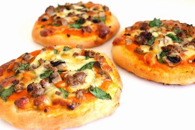 ילדים מכינים מיני פיצות ליום הולדת