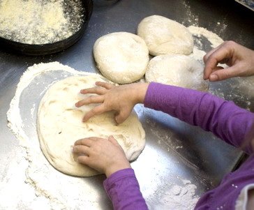 הכנה משותפת של פיצה הכנה משותפת של פיצה